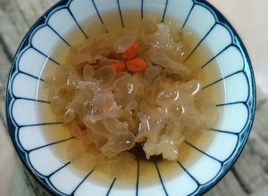 燉新鮮白木耳甜湯 的食譜成品照片