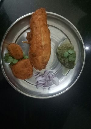 A picture of Fried chaap with coriander chutney.