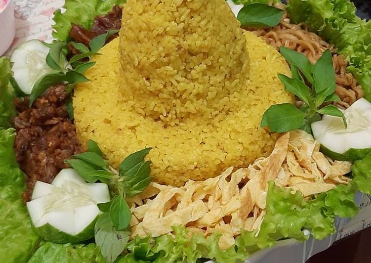 Bagaimana  Nasi kuning tumpeng yang mengenyangkan