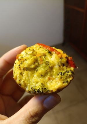 Una foto de Muffins para bebés de brócoli y verduras ❤️ apto aplv