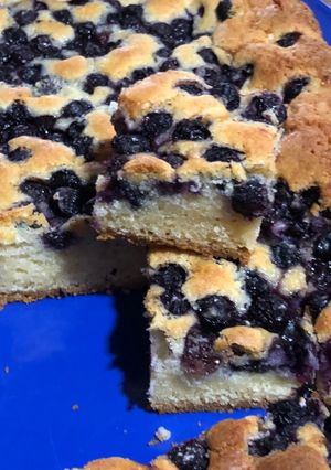 Una foto de Brownie chocolate blanco y arándanos