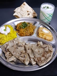 ઓળા રોટલા (Oro Rotlo Recipe In Gujarati) રેસીપી મુખ્ય ફોટો