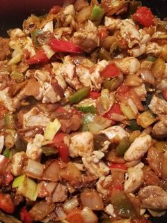 Una foto de Revuelto de varias verduras con pollo😋😋