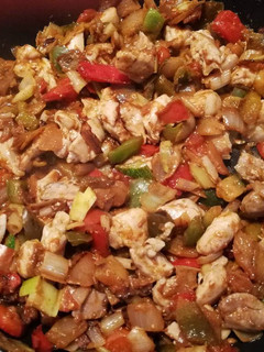 Una foto de Revuelto de varias verduras con pollo😋😋