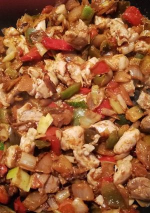 Una foto de Revuelto de varias verduras con pollo😋😋