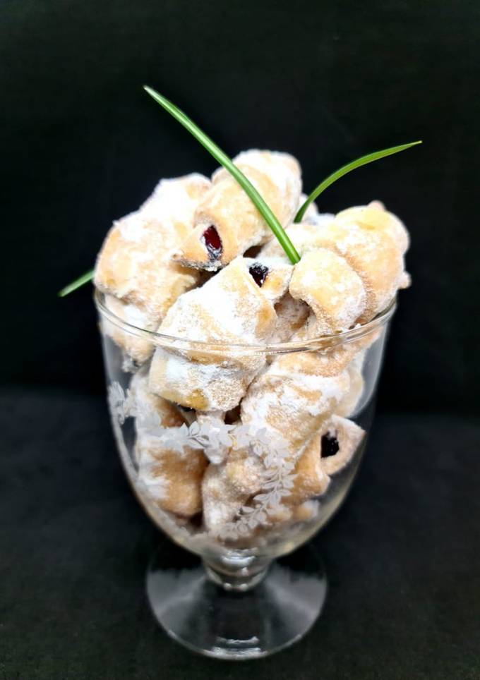 Рогалики з вишнями 😋