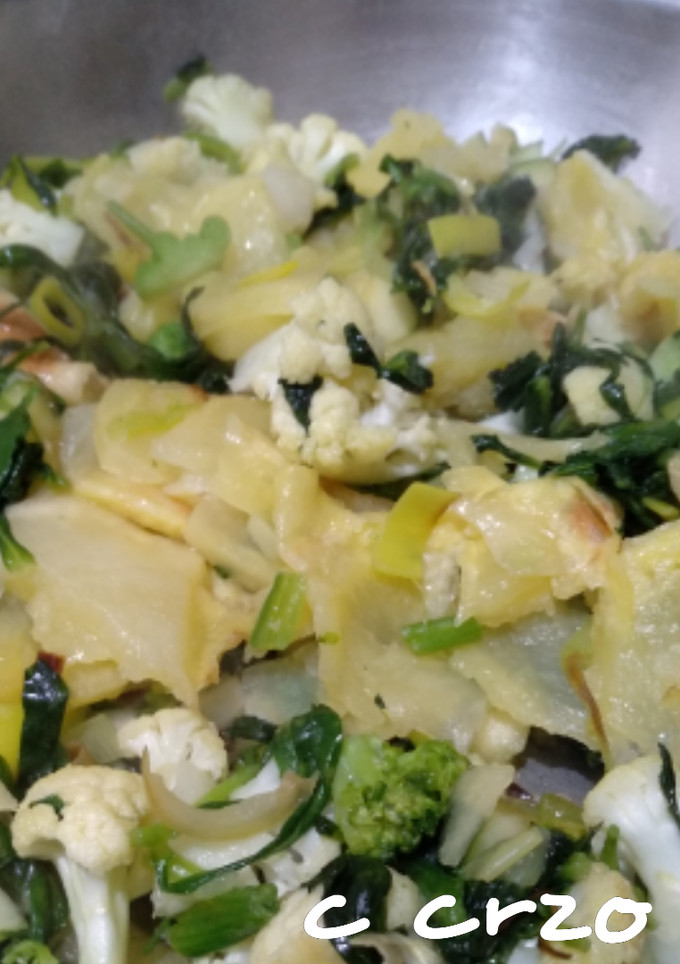 Una foto de Revuelto de brócoli, coliflor, collejas