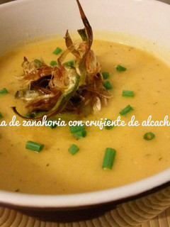 Una foto de 🍵Crema de zanahoria con crujiente de alcachofas