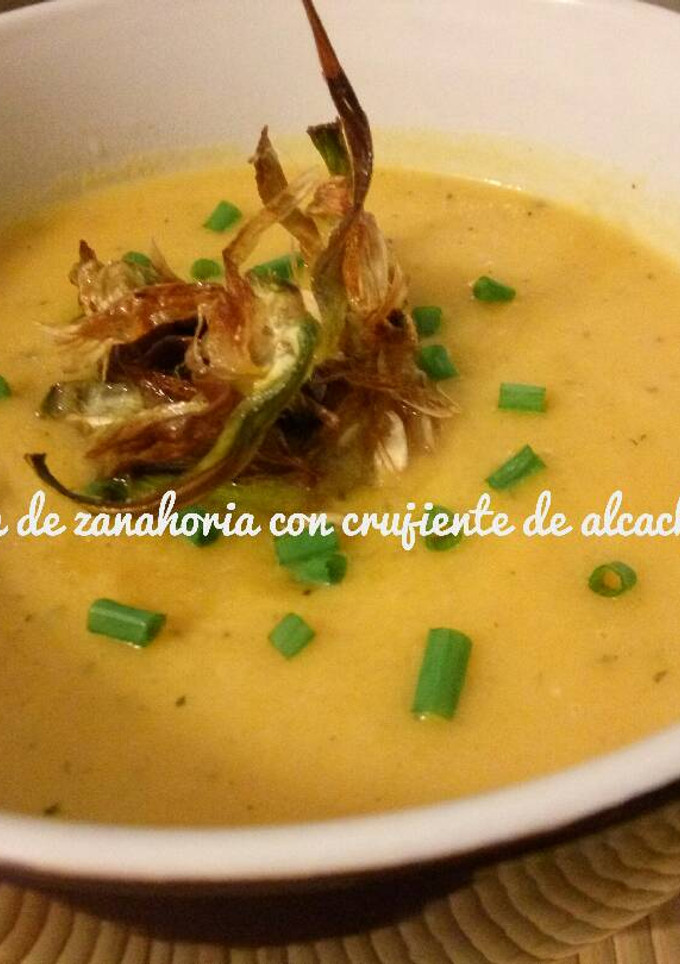 Una foto de 🍵Crema de zanahoria con crujiente de alcachofas