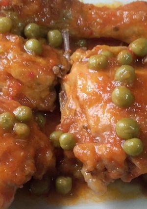 Foto principal de Pollo con salsa de tomate y guisantes