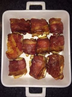 Fetás-lilahagymás csirkemell, baconbe göngyölve recept fotója