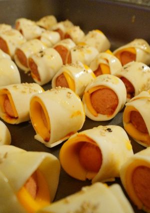 Una foto de Salchichitas alemanas envueltas con cheddar!!