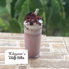 A picture of Red velvet milk shake.