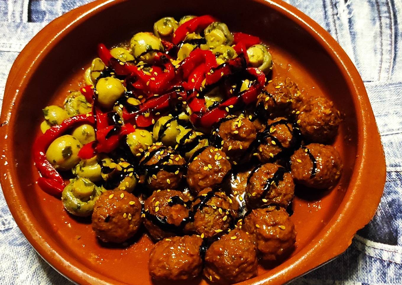 Meatballs and mushrooms with vegan sensations