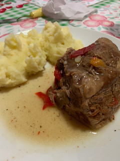 Una foto de Carne mechada con puré ♥️🍴