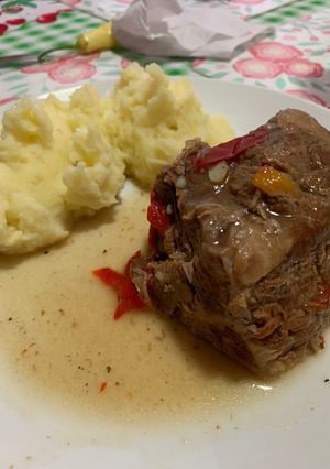 Una foto de Carne mechada con puré ♥️🍴