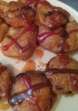 A picture of Aloo and onion pakora.