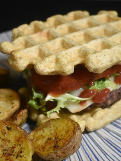 Una foto de Gofreburguer saludable con patatas