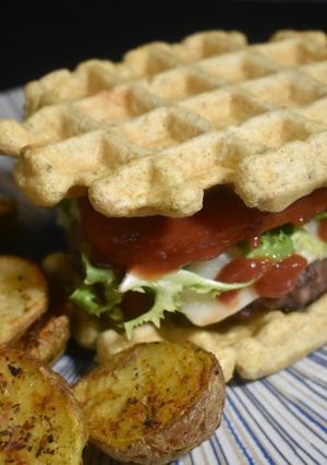 Una foto de Gofreburguer saludable con patatas