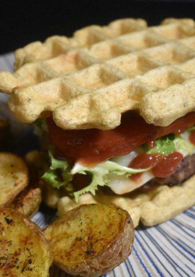 Una foto de Gofreburguer saludable con patatas