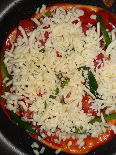 વેજ ચીઝ તવા પીઝા (Veg. Cheese Tava Pizza Recipe In Gujarati) રેસીપી મુખ્ય ફોટો