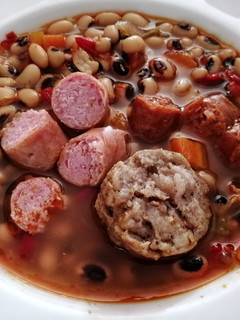 Una foto de Carillas con verduras, salchichas y butifarra