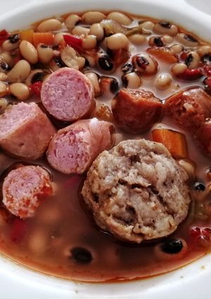 Una foto de Carillas con verduras, salchichas y butifarra