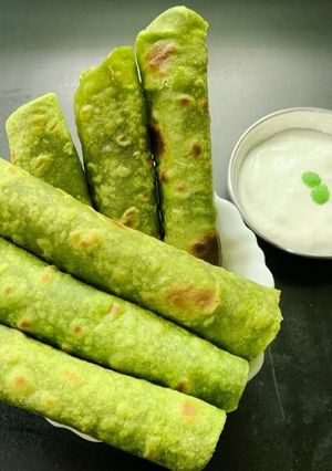 પાલક પરાઠા (Palak Paratha Recipe In Gujarati) રેસીપી મુખ્ય ફોટો