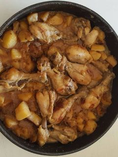 Una foto de Caldereta de pollo con patatas