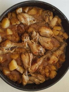 Una foto de Caldereta de pollo con patatas