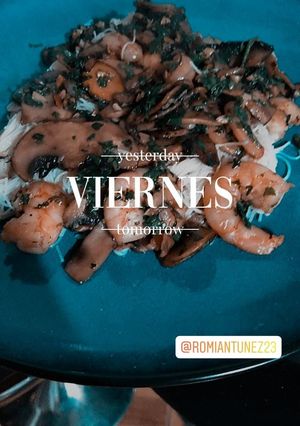 Una foto de Camarones y champiñones al ajillo