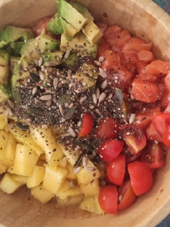 Una foto de Bowl con verduras, mango, salmón y arroz