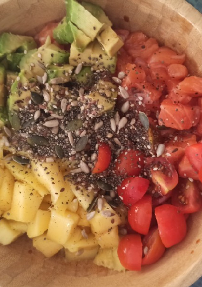 Una foto de Bowl con verduras, mango, salmón y arroz