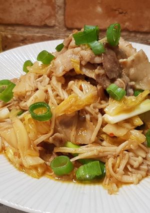 韓式泡菜豬肉炒金針菇 的食譜成品照片