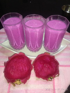 ડ્રેગન ફ્રૂટ મિલ્કશેક (Dragon Fruit Milkshake Recipe In Gujarati) રેસીપી મુખ્ય ફોટો