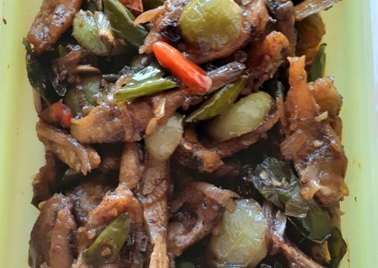 Cara Membuat Tumis ikan asin pedas Lezat