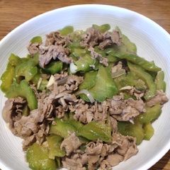 A picture of Bitter melon with Beef slices.
