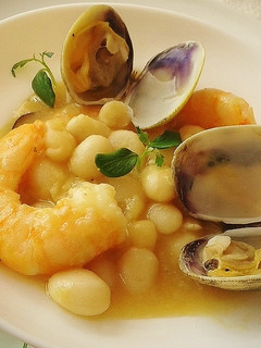 Una foto de Alubias con almejas y gambas