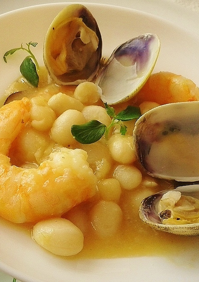 Una foto de Alubias con almejas y gambas