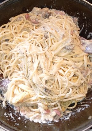 Una foto de Espaguetis a la Carbonara con Setas!!