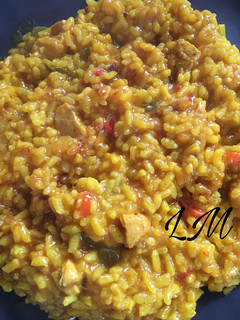 Una foto de Arroz con pollo al curry en olla GM