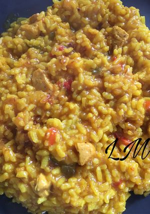 Una foto de Arroz con pollo al curry en olla GM