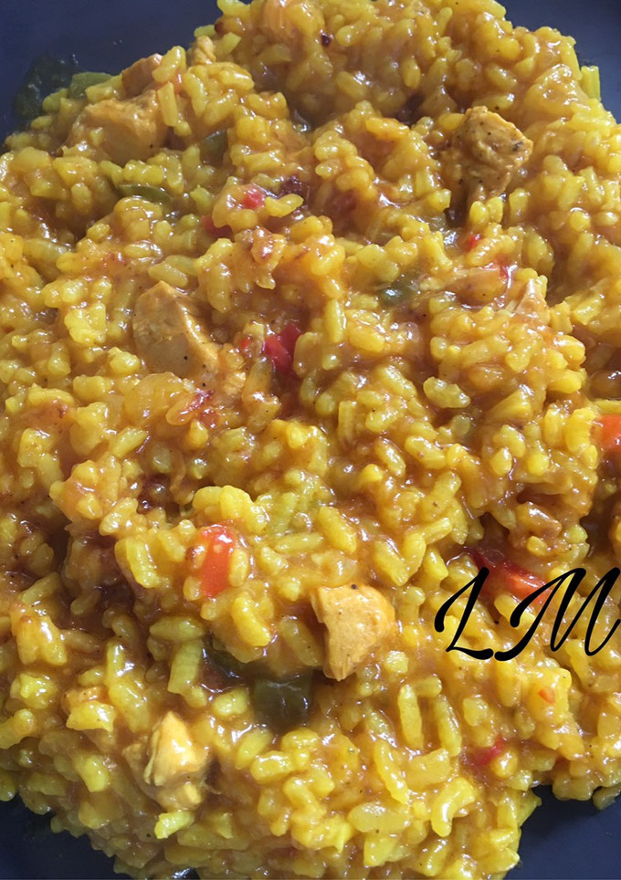 Una foto de Arroz con pollo al curry en olla GM