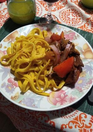 Una foto de Lomo saltado con tallarines a la huancaína