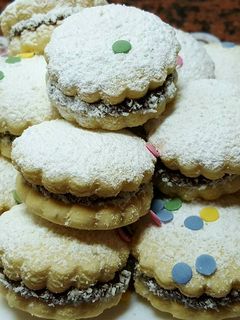 Una foto de Alfajores argentinos, rellenos de nutella