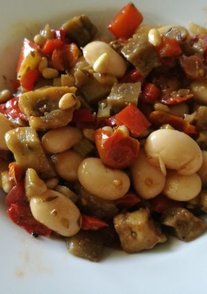 Una foto de Ensalada templada de alubias blancas con hortalizas asadas