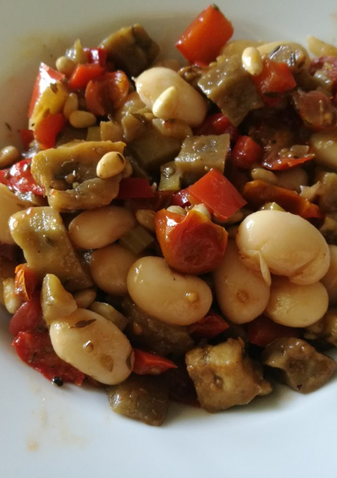 Una foto de Ensalada templada de alubias blancas con hortalizas asadas