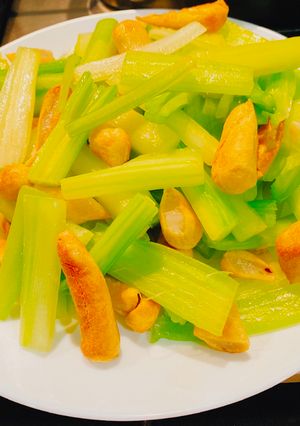 芹菜炒甜不辣 的食譜成品照片