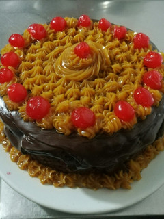 Una foto de Torta de chocolate y arequipe