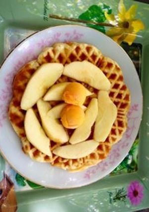 Hình của món Apple Cinamon Waffles (Bánh táo hương quế) .